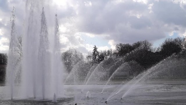 Fontana con spruzzi di acqua nel cielo nuvoloso