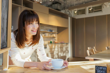 カフェで接客をする若い日本人の女性