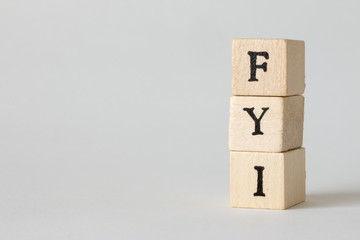 FYIの文字の書かれた木製のブロック