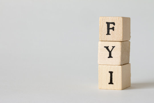 FYIの文字の書かれた木製のブロック