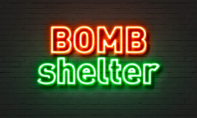 Obraz premium Bomb shelter neon sign on brick wall background.