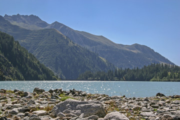 Lago Alpe dei Cavalli im Gegenlicht