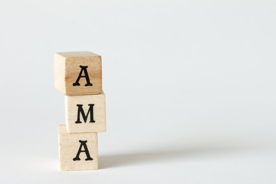 AMA、Ask Me Anythingの文字の書かれた木製のブロック