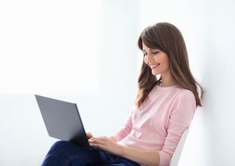 Naklejka premium Smiling beautiful woman portrait with laptop