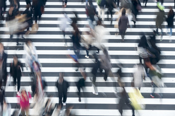 スローシャッターシリーズ　大都会東京の交差点を行き交う群衆　流れる　横断歩道