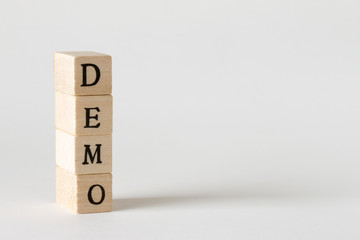 DEMOの文字の書かれた木製のブロック