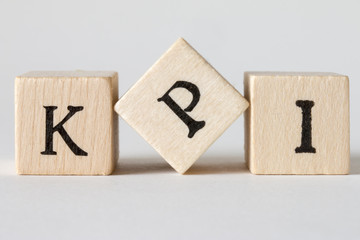 KPIの文字の書かれた積み木 key performance indicator