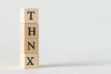 THNXの文字の書かれた木製のブロック