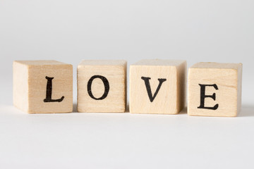 LOVEの文字の書かれた木製のブロック