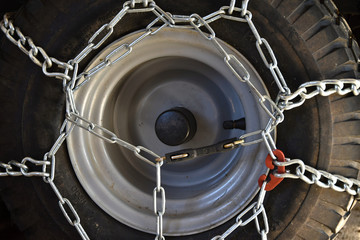 Snow chains on tires