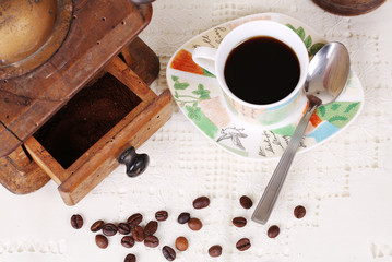 Tazzina di caffè con vecchio macinino per chicchi di caffè