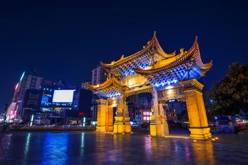 Poster De Archway is een traditioneel stuk architectuur en het embleem van de stad Kunming, Yunan, China. © tawatchai1990