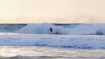 Surfer dans les vagues