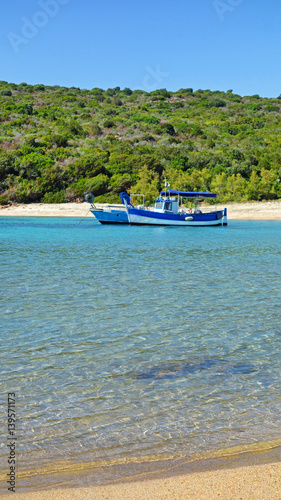 Le moucheron pour la perche pour la pêche dhiver
