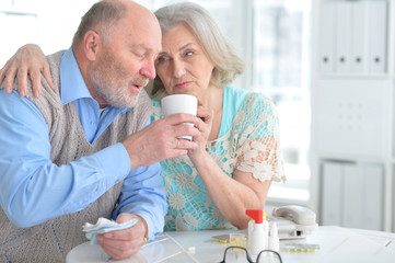 Obraz premium Starsza para z pigułkami