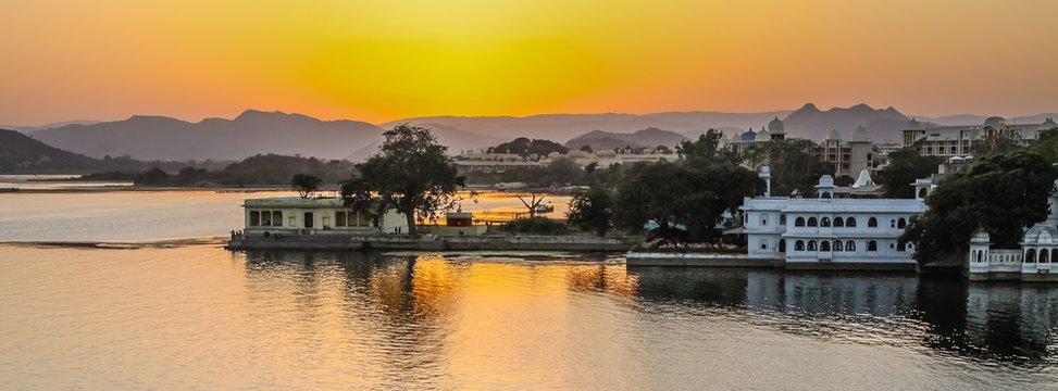 Sunset over Lake Pichola, Udaipur, Rajasthan, India 