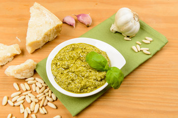 Pesto genovese, sugo tipico Liguria, Italia