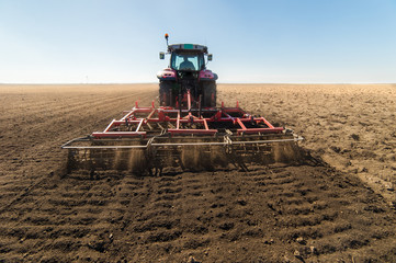 Fototapeta premium Tractor preparing land