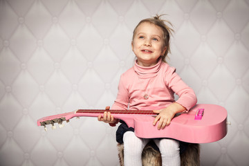 kleines Mädchen spielt Gitarre