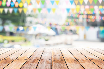 Empty wooden table with party in garden background blurred. - obrazy, fototapety, plakaty