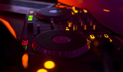 mesa de mezclas dj luces calidas