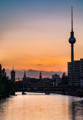 Abendrot am Roten Rathaus und Fernsehturm