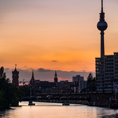 Abendrot am Roten Rathaus und Fernsehturm