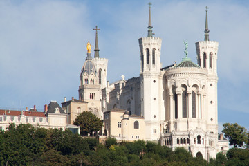 Fototapeta na wymiar Lione- Catterale di Notre Dame vista dal fiume