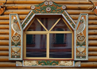 Резное нарядное окно в бревенчатом доме