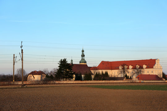 Fototapeta Kościół, zamek, klasztor w Czarnowąsach, jesienią.