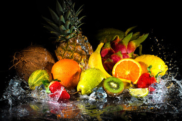 Fruits avec éclaboussures d& 39 eau