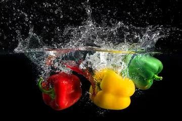 Selbstklebende Fototapete Küche Paprikaspritzer in Wasser