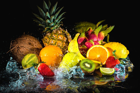 Fototapeta Fruits with water splash