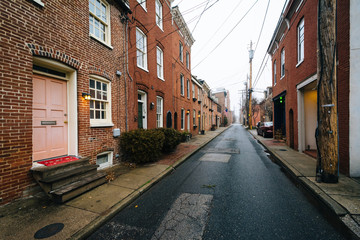 Fototapeta na wymiar Narrow alley and row houses in Fells Point, Baltimore, Maryland.