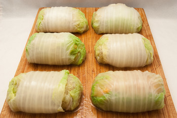 Gef&uuml;llte Chinakohl-R&ouml;llchen vor dem Frittieren