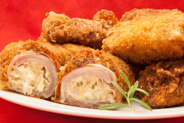 Frittierte Chinakohl-Röllchen mit Hähnchenfleisch-Füllung