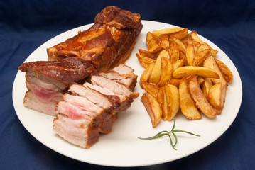 Frittierter Schweinebauch mit Kartoffelspalten