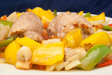 Gefülltes Kotelett mit Gemüse