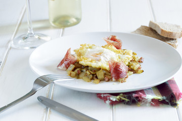 Fried eggs with ham and vegetables