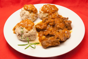 Rinder-Gulasch mit Petersilien-Knödel und Tomaten-Sauce