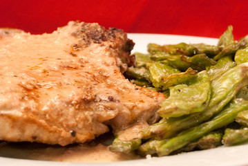 Schweinekotelett mit frittierten Bohnen