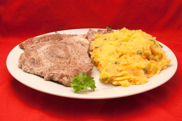 Schweinekotelett mit Kartoffel-Wurzel-Stampf
