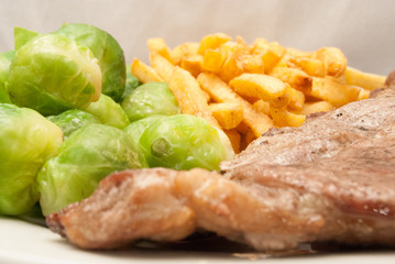Nackenkotelett mit Rosenkohl und Pommes frites