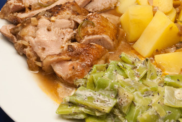 Putenoberkeule mit Bohnen und Salzkartoffeln