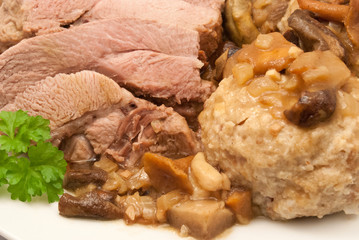 Putenoberkeule mit Semmelknödel und Pilzen