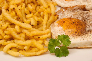 Schweinekotelett mit gebratenen Spätzle