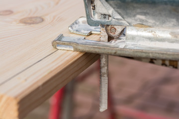 Stichsäge sägt Holz