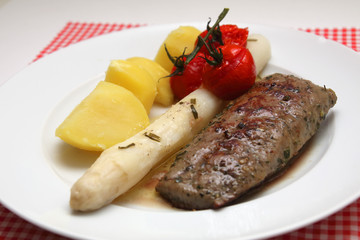 Lammlachs mit Kartoffelgratin und Spargel
