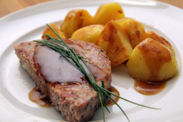 Pfälzer Saumagen mit Kartoffeln