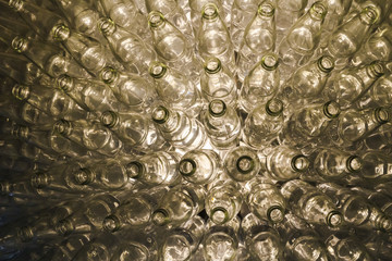 Viele Glasflaschen von oben, hinterleuchtet, bilden interessantes Muster